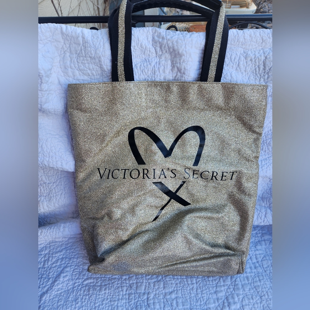 Victoria's Server tote